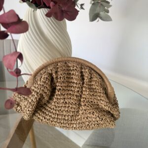 Bolso clutch de rafia